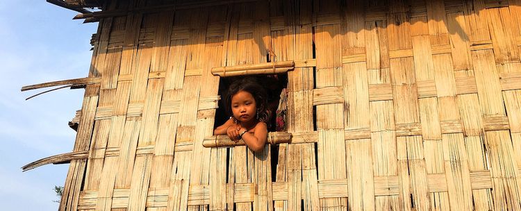 Murong Mädchen in bambus Pfahlbaumhaus in Chimbuk Bangladesch